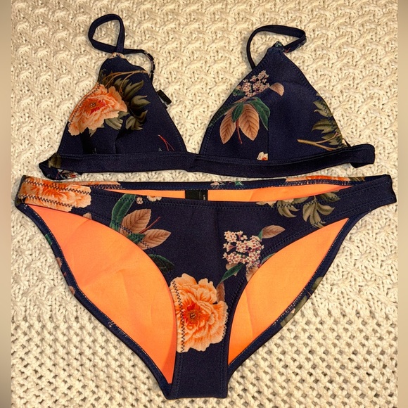 Triangl Bikini Set - Picture 1 of 5
